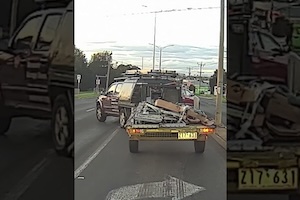 トレーラーを牽引した車が起こしたお馬鹿な事故の映像。