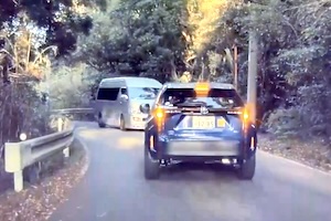 【動画】山道で極端に運転が下手くそなヤリスクロスと遭遇した車載。