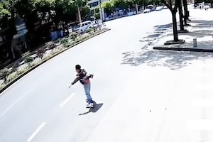 【動画】ローラースケートで道路に飛び出した少年が大型車にはねられてしまう事故。
