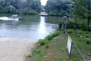 【動画】こええ。川を下っていたボートが突然ひっくり返されてしまう大事故。