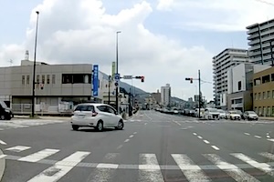 【福岡】どういう事なの。県道296号で謎暴走する日産ノートが撮影される。