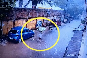 若い女性が大雨による壁崩壊に巻き込まれかけるギリギリ動画。