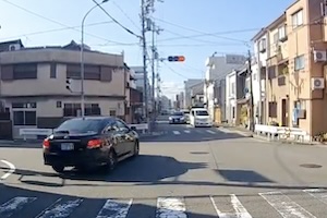 【動画】京都の交差点、治安が悪すぎる。信号無視と信号無視が対峙してしまうドラレコ。