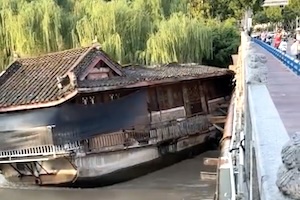 【動画】中国で家型ボートが橋に激突して完全破壊されてしまう事故。