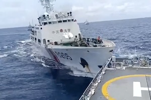 【動画】中国海警の巡視船がフィリピン船に繰り返し体当たりをしてしまう。