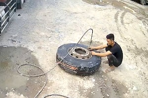 【動画】トラックの大型タイヤに空気を入れすぎた事故(@_@;)