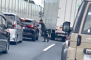 【動画】首都高上に斜め止めしてブチギレてるトラック運転手がヤバい。