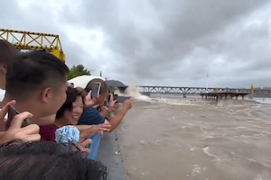 【動画】台風14号が迫る銭塘江を見学していた中国人たちが（ノ∇`）