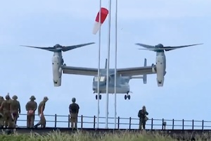 【動画】沖縄で陸自のオスプレイが事故。バランスを崩して地面と接触してしまう。