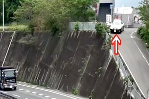 【大阪】すごい所に隠れて取締を行うパトカーの動画が人気に。