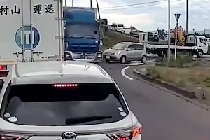 【動画】仙台でなんだその事故。トラックの側面に突っ込んでバンパーがもげているのに気づかない車。