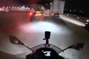 【動画】大型車の真横でバイクがバイクに当て逃げ(((ﾟДﾟ)))