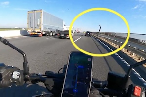 高速道路を走行中のバイクにバールのような物が飛んでくる車載映像がこええええ。