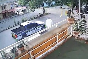 【動画】コロンビアで警察車両を狙った爆弾テロ事件が発生。