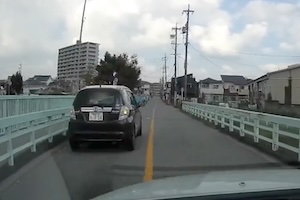 【動画】 岡崎ナンバーのフィットによるあおり運転が頭おかしいと話題に。