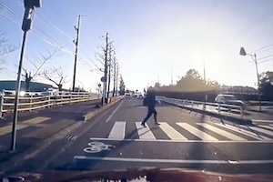 横断歩道で譲った歩行者が第2車線の車にはねられかけるギリギリ動画。