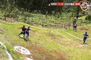 【動画】斜面は草。サッカーはこんな場所でも成立するみたい（ノ∇`）