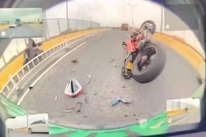 【動画】これは痛い。急ブレーキを踏んだ車に激しく追突したバイク乗りの悲しい映像。