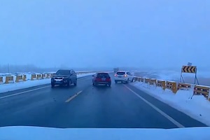 【動画】良く避けた。折れたタンク車が迫ってくる恐怖のツルツル道路。