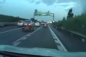 【動画】 高速道路の出口で煽っていたヤツが馬鹿な事故を起こすドラレコ（ノ∇`）