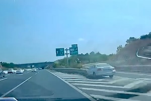 【動画】高速のままノーブレーキで分岐に突っ込むヤバい車が撮影される(((ﾟДﾟ)))