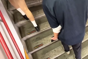 【動画】長後駅で女子高生を盗撮していた男を捕まえた私人逮捕系が人気に。