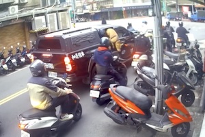 【動画】ピットブル、車から脱出してまで人を噛みに行ってしまう。