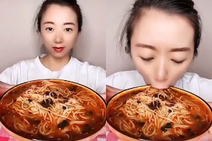 この女のラーメンの食べ方キモすぎワロタｗｗｗｗ