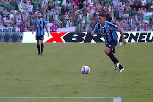 【動画】ブラジルでサッカーの新しいタックルが発明される。