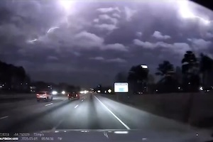 【動画】走行中の車の数メートル先に雷が落ちる衝撃のドラレコ。