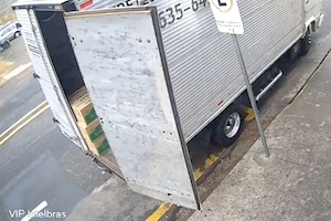 【衝撃】停車中のトラックに突っ込んだ若いバイカーが亡くなった事故の映像。