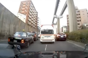 【福岡】救急車を追尾して渋滞を抜けるタクシーの車載。ひどすぎワロタｗｗｗ