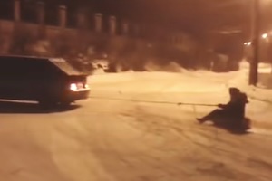 【動画】車で女性を乗せたチューブを引く遊びで事故。