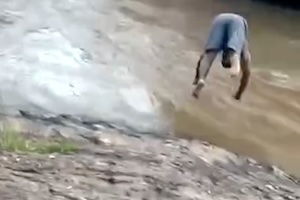 川に飛び込んだ男性が行方不明となった事故の映像が公開される。