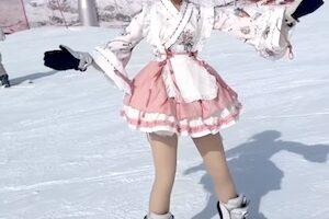 【動画】スカートで滑るコスプレスノーボーダーがスキーヤーと激突する事故。