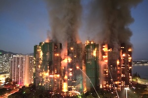 【動画】香港の高層マンション火災がエグすぎる。8棟同時炎上。