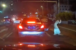 【動画】 車からノールック下車したお姉ちゃん、後続車にはねられる(@_@;)