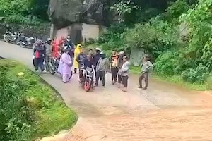 【動画】雨季の罠。泥流にバイクが沈む瞬間・・・。それは無謀だわ(´･_･`)