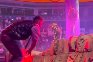 【動画】ライブステージに乱入しようとした男、お尻が焼けるｗｗｗ