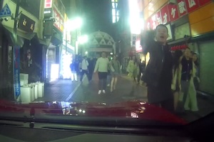 【動画】フェラーリ乗り、池袋の繁華街で中国人風の男に車を蹴られてしまう。