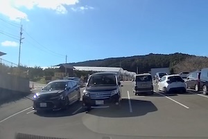 【福岡】ペダルの踏み間違いか。駐車場で車が暴走してしまう事故。