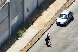 【動画】刑務所内へ麻薬を投げ込もうとした男たちが逮捕される。