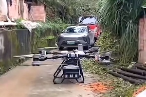 【動画】激狭な場所から大型ドローンを離陸させようとして悲惨な事に。