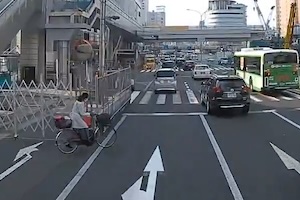 【動画】三宮の国道で自転車おばさんの飛び出しがヒヤッと怖いドラレコ。