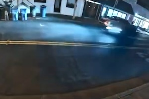 【動画】アメリカのダイナミック入店が鬼。時速128〜160キロで喫茶店に突っ込む。