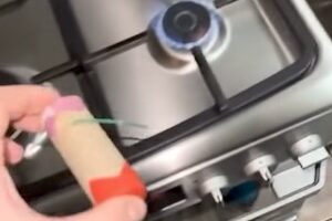 【動画】キッチンのコンロで花火。何をするのかと思ったらwwwww 【動画】キッチンのコンロで花火。何をするのかと思ったらwwwww