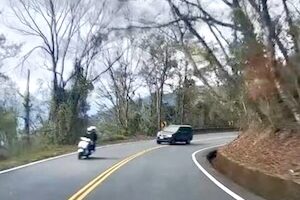 【動画】山道を走っていた車が突然ショートカット下山してしまう。
