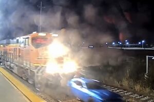 【動画】誤って線路に進入した車が貨物列車に突っ込まれる事故。