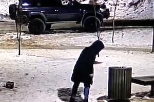 新年を祝う爆竹で公共物を破壊した中年DQNの映像。