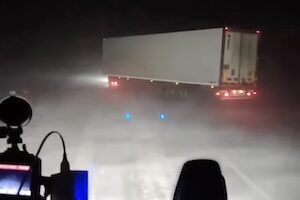 【動画】猛烈な横風の中を進む大型トレーラー乗りのテクニック。